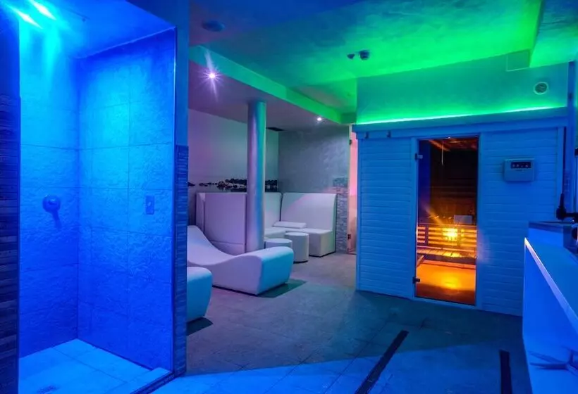 酒店 Ferretti Beach