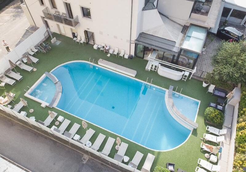 هتل Ferretti Beach