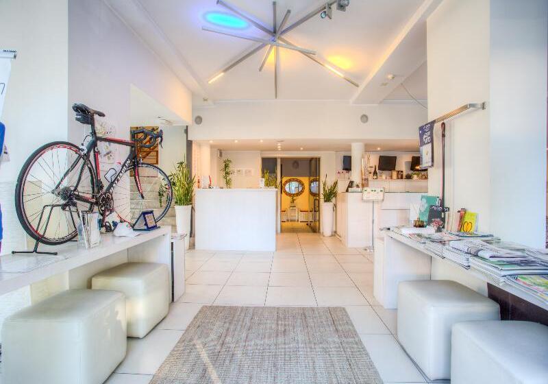 هتل Ferretti Beach