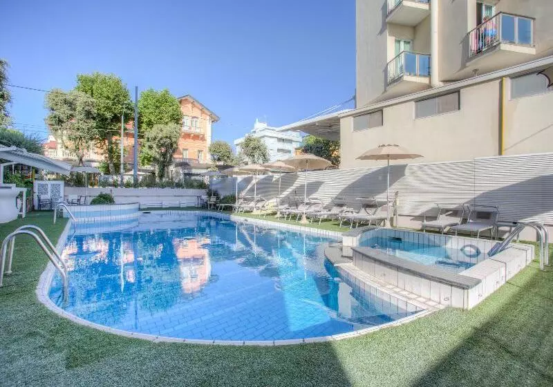 酒店 Ferretti Beach