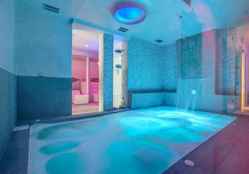 هتل Ferretti Beach