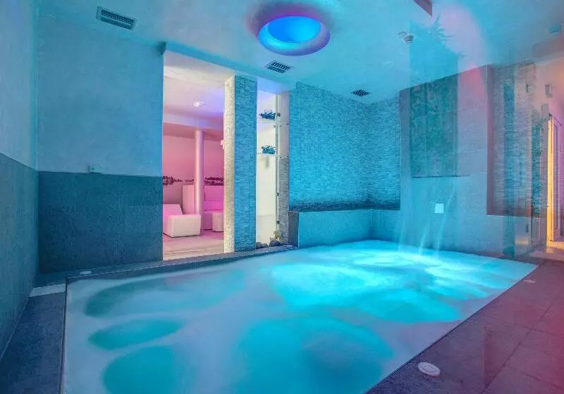 酒店 Ferretti Beach