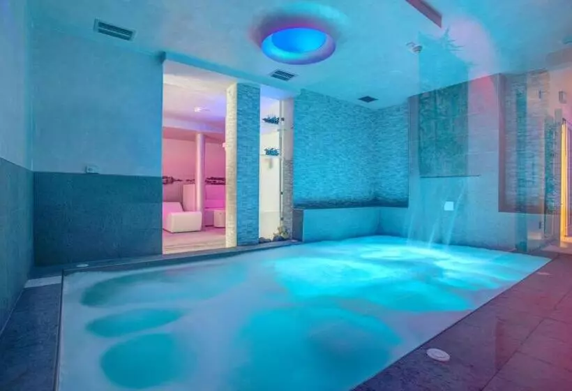 酒店 Ferretti Beach