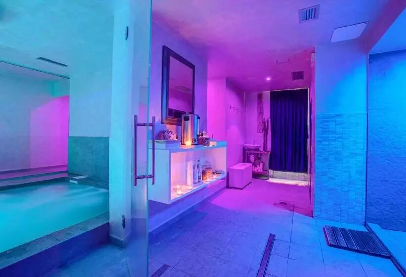 酒店 Ferretti Beach