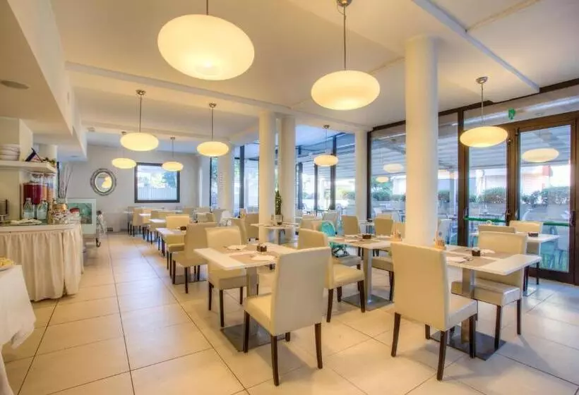 酒店 Ferretti Beach