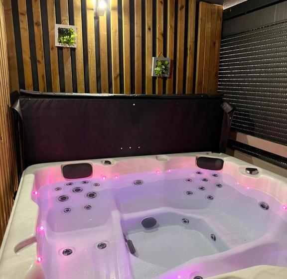 فندق Hôtel Parc Adélie Logis Hôtels