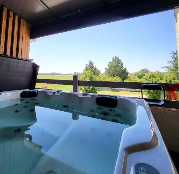 هتل Hôtel Parc Adélie Logis Hôtels