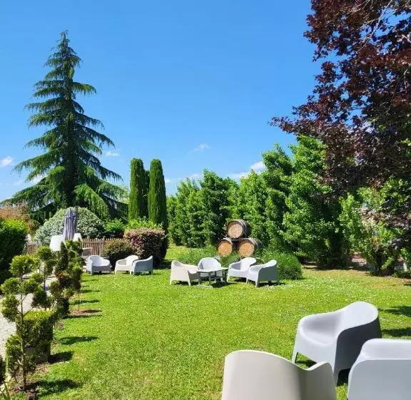 هتل Hôtel Parc Adélie Logis Hôtels