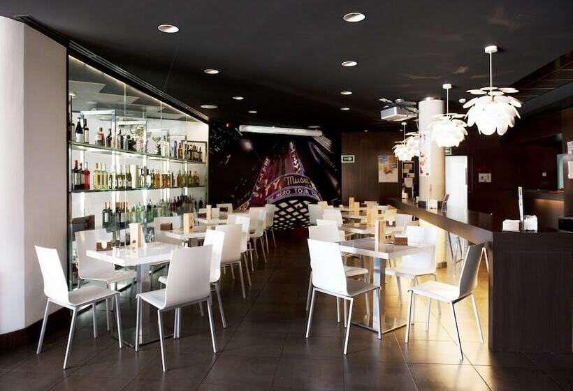 هتل Täch Madrid Airport