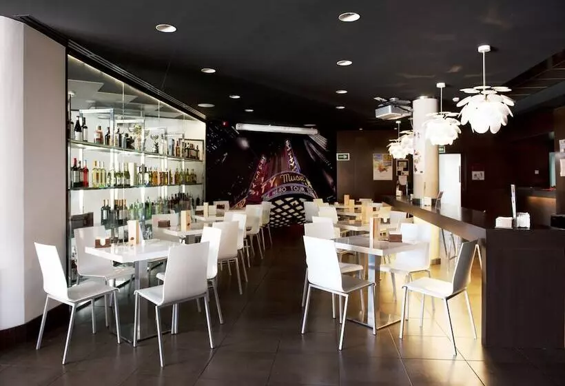 هتل Täch Madrid Airport