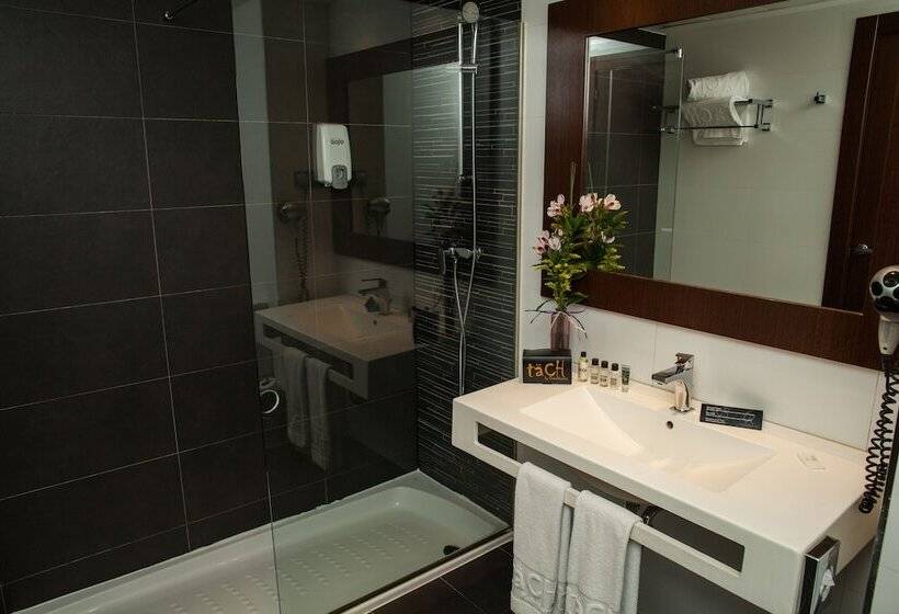 هتل Täch Madrid Airport