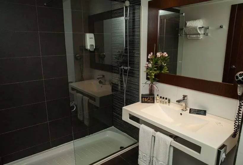 هتل Täch Madrid Airport