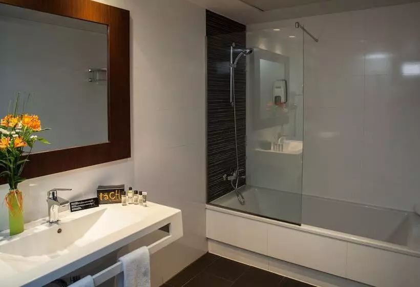 هتل Täch Madrid Airport