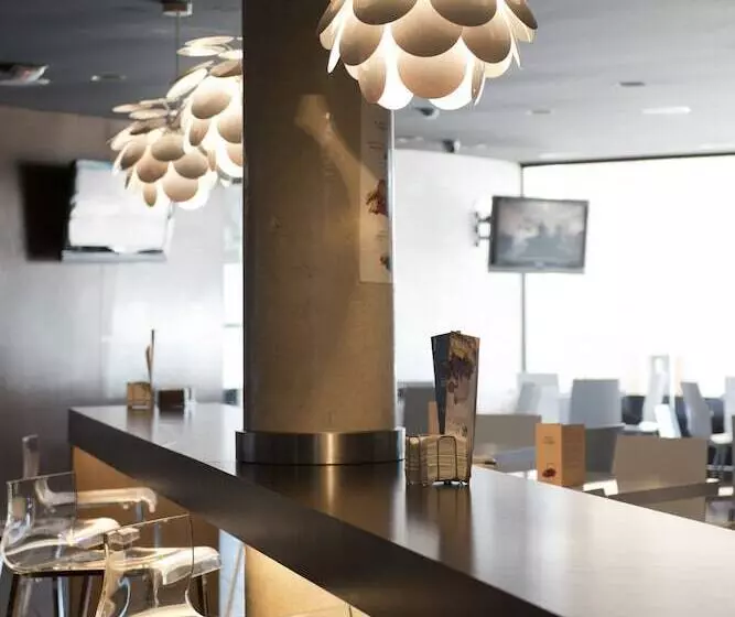 هتل Täch Madrid Airport