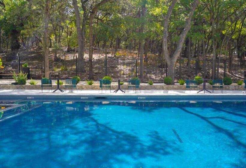 فندق Wimberley Inn & Bar