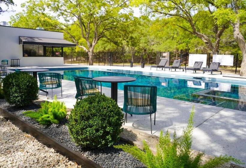 فندق Wimberley Inn & Bar