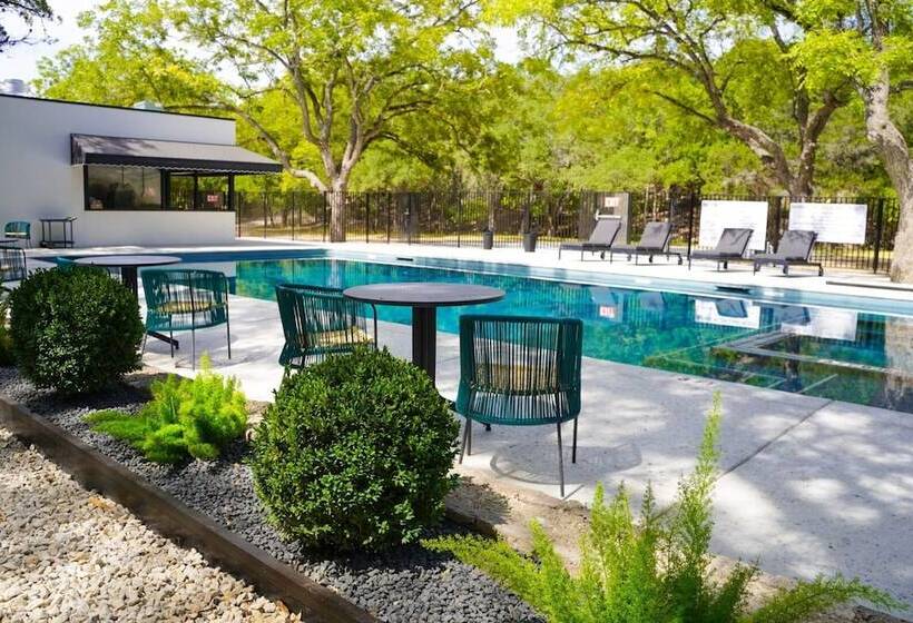 فندق Wimberley Inn & Bar