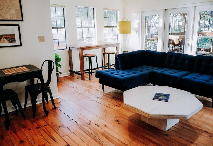 فندق Wimberley Inn & Bar