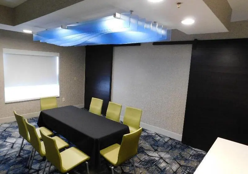 Holiday Inn Express Hotel & Suites Southfield   Detroit, An Ihg