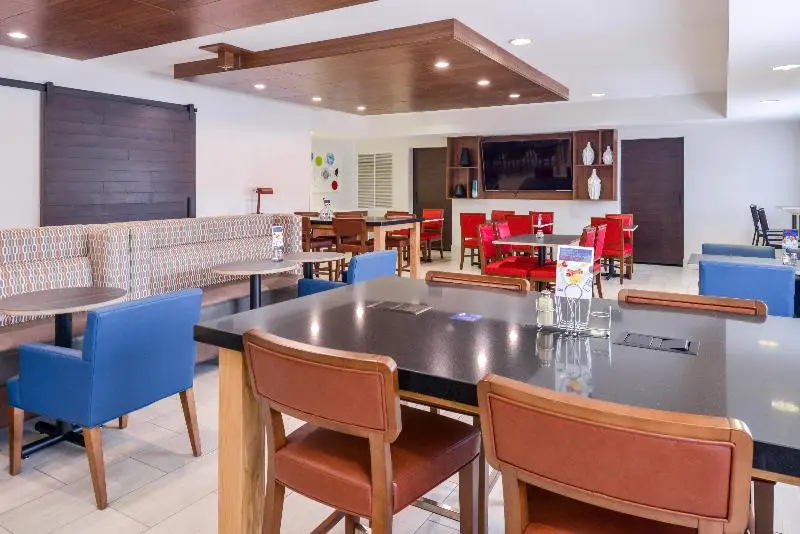 Holiday Inn Express Hotel & Suites Southfield   Detroit, An Ihg