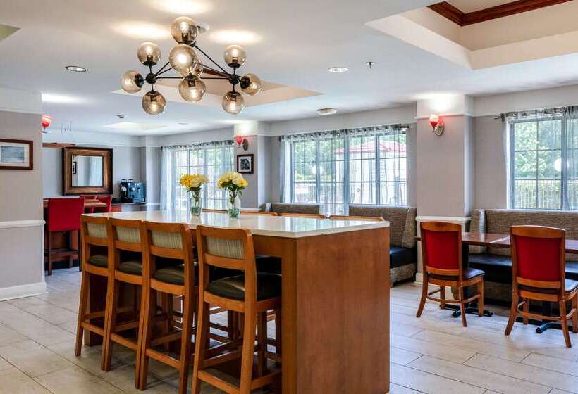 فندق Spark By Hilton Savannah Airport