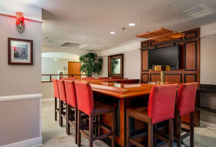 فندق Spark By Hilton Savannah Airport