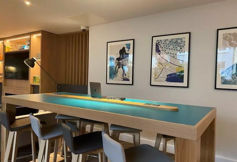 בית מלון כפרי Holiday Inn Express Cheltenham Town Centre, An Ihg