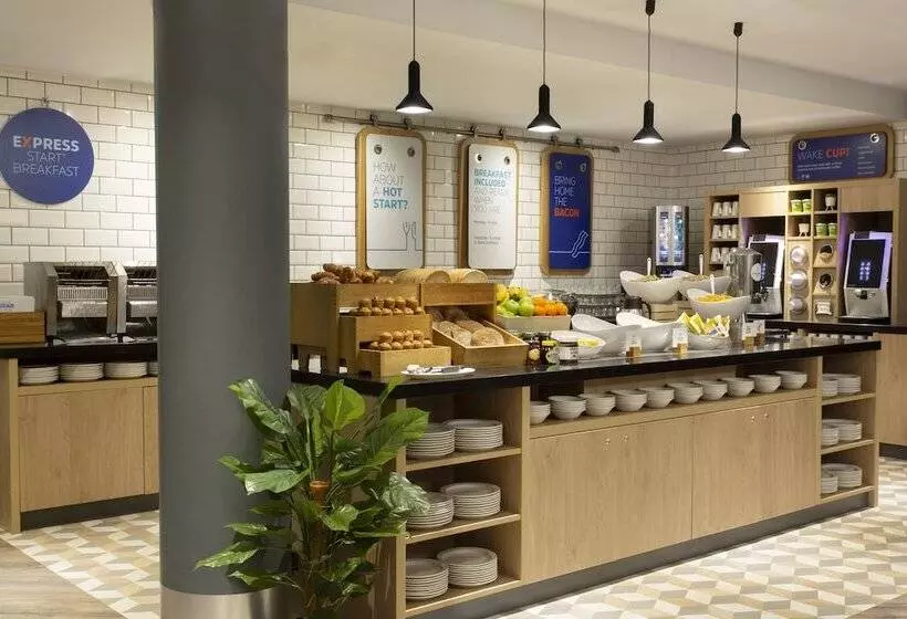 בית מלון כפרי Holiday Inn Express Cheltenham Town Centre, An Ihg