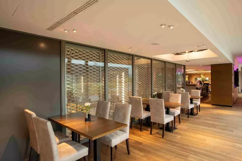 Hotel Illuster Urban & Local