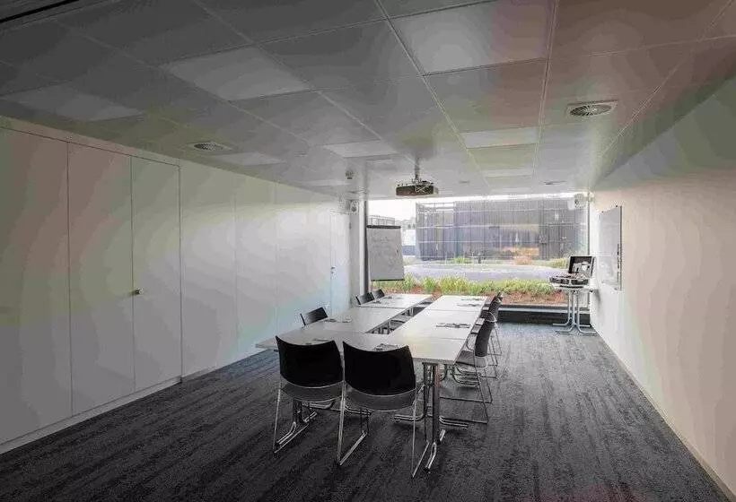 Hotel Illuster Urban & Local