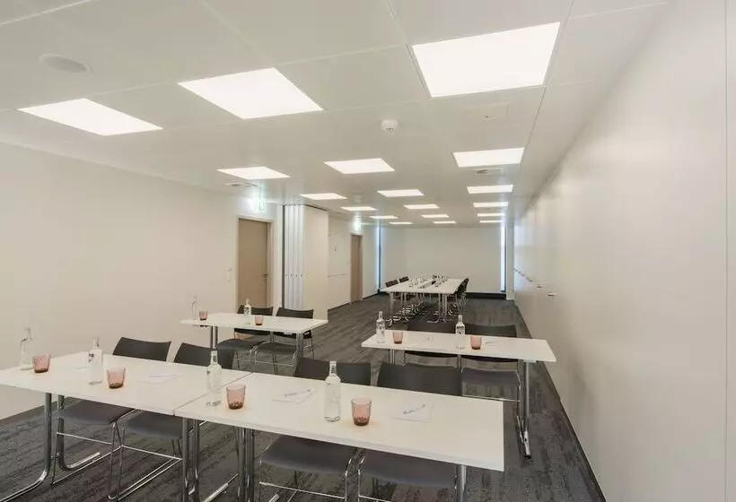 Hotel Illuster Urban & Local