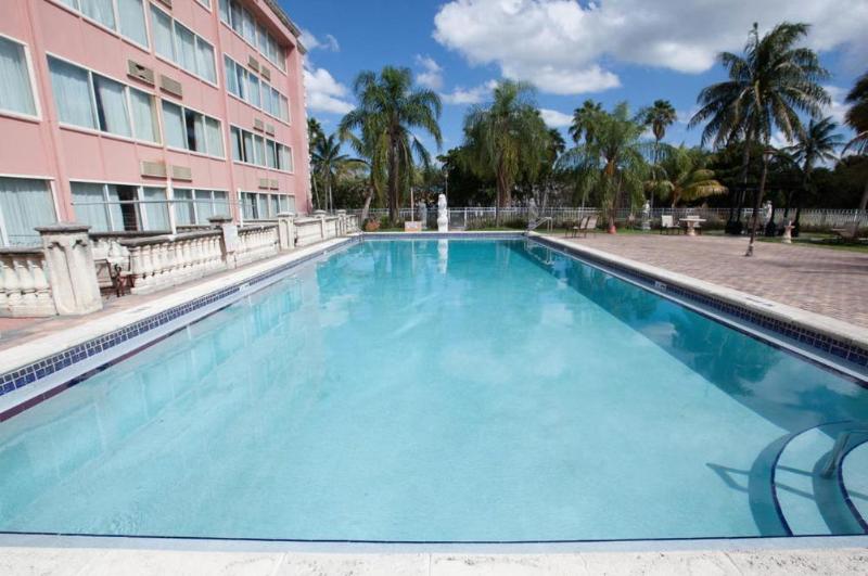 Отель Miami Gardens Inn & Suites