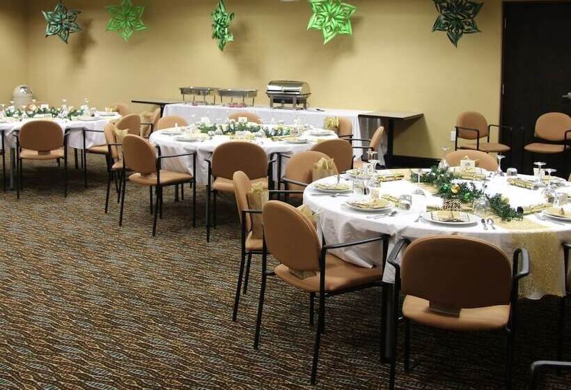 هتل Wingate By Wyndham Regina