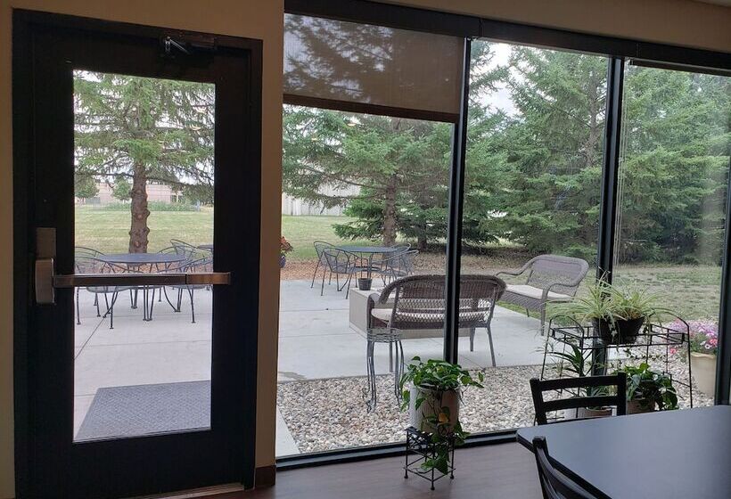 Отель Comfort Inn & Suites