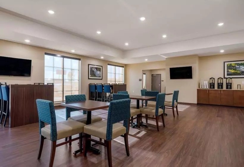 Hotelli Comfort Inn & Suites