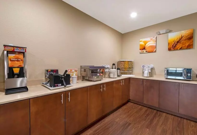 Hotelli Comfort Inn & Suites