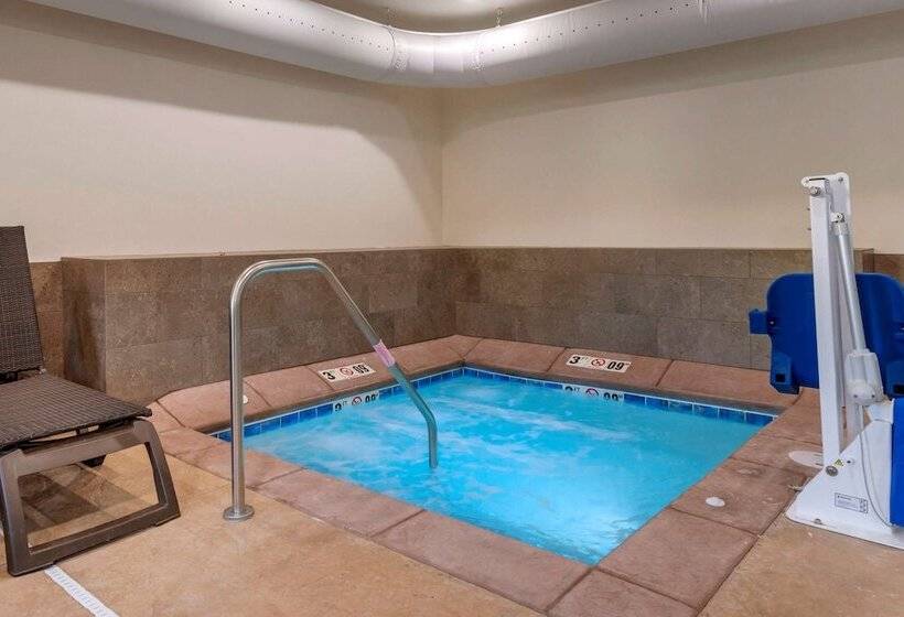 Отель Comfort Inn & Suites