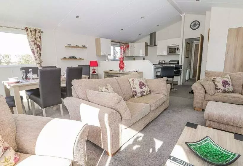 Hotelli Superb Detached Lodge Located On Skipsea Sands