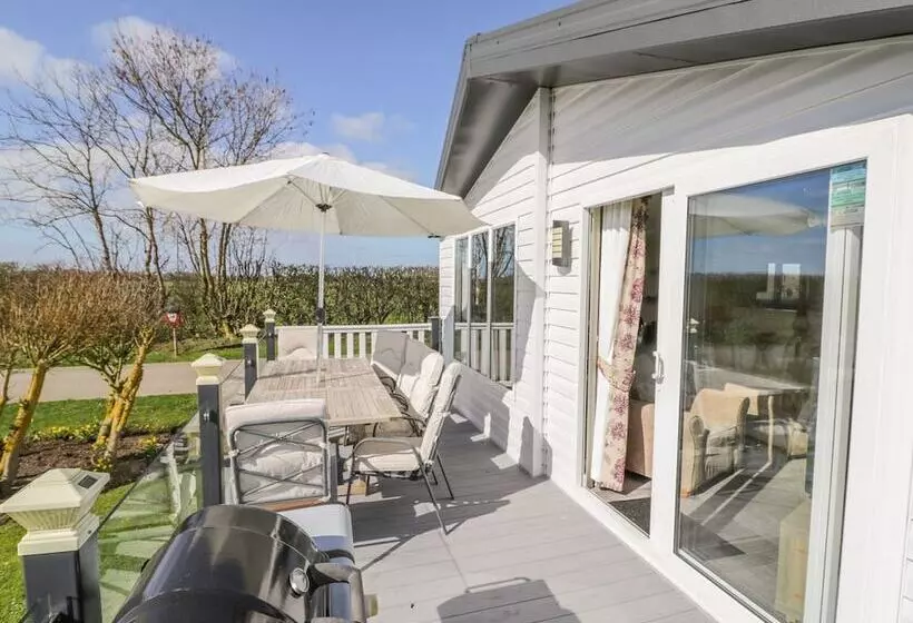 Hotelli Superb Detached Lodge Located On Skipsea Sands