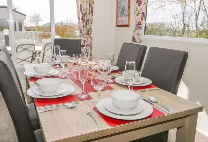 Hotelli Superb Detached Lodge Located On Skipsea Sands