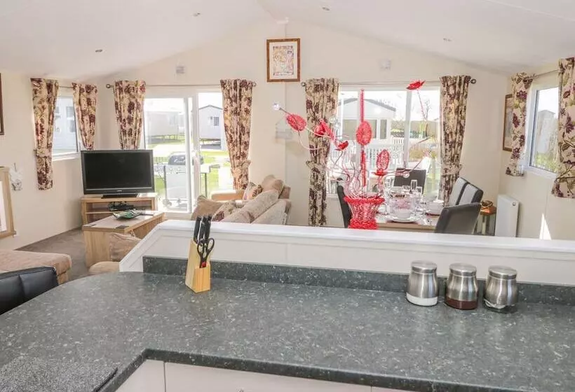 Hotelli Superb Detached Lodge Located On Skipsea Sands