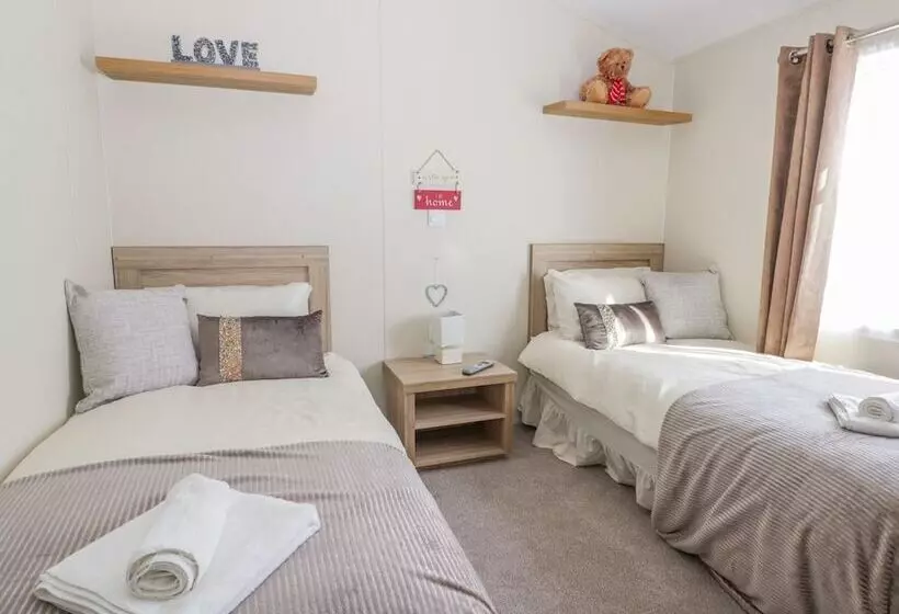 Hotelli Superb Detached Lodge Located On Skipsea Sands