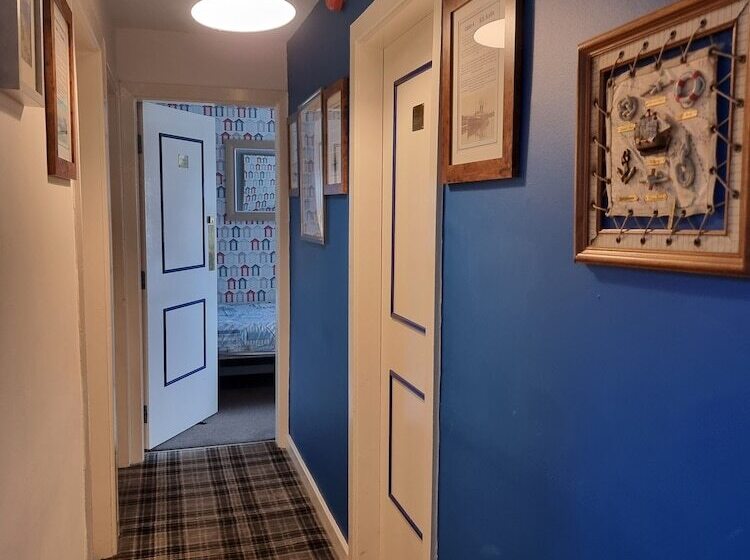 The Hut Sea Front Inn