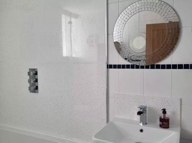 The Hut Sea Front Inn