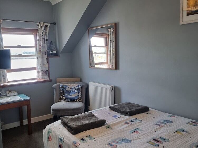 The Hut Sea Front Inn