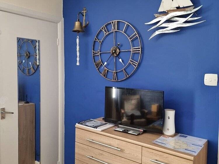 The Hut Sea Front Inn