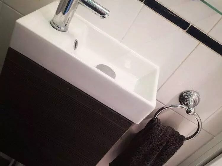 The Hut Sea Front Inn