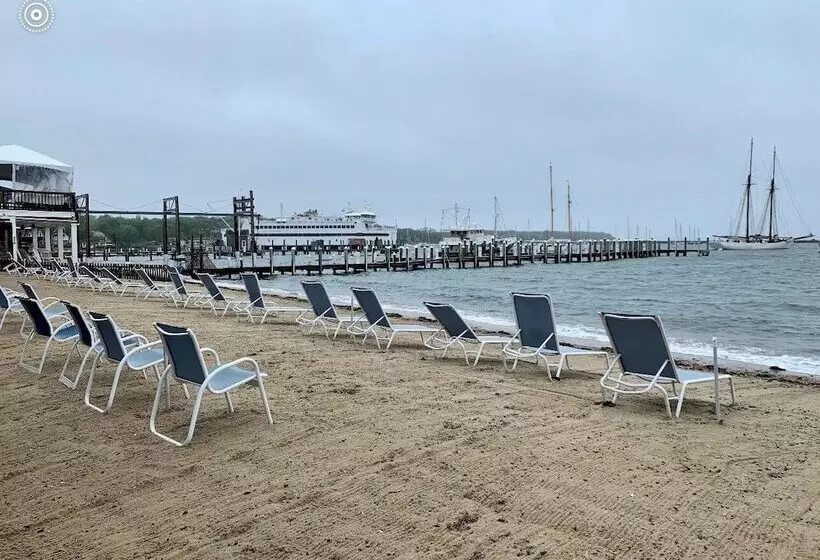 Vineyard Harbor Motel   Private Beach