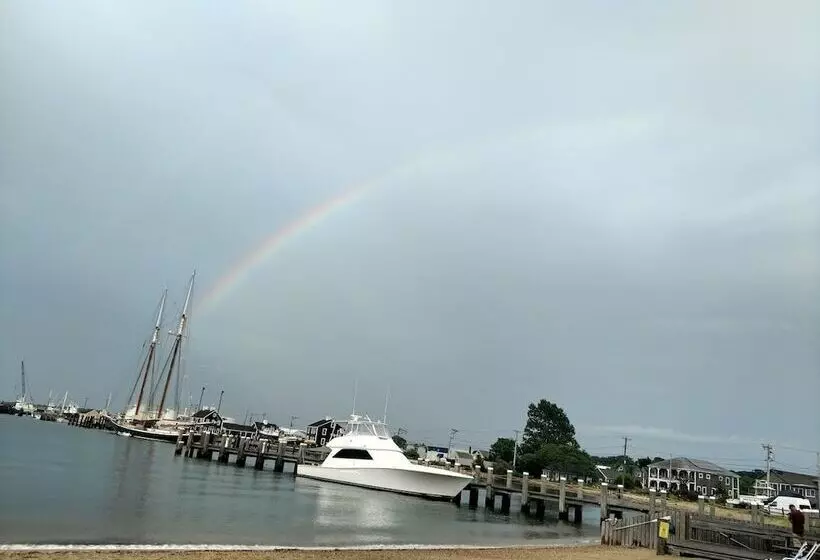 Vineyard Harbor Motel   Private Beach