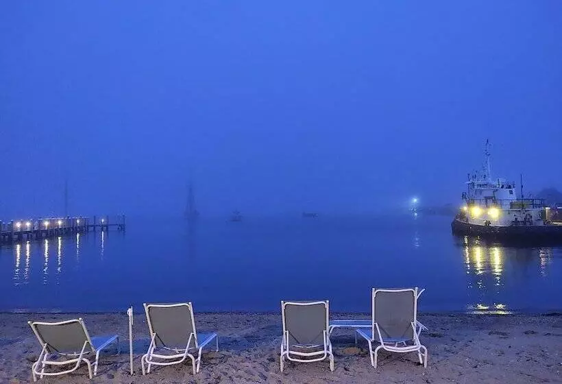 Vineyard Harbor Motel   Private Beach